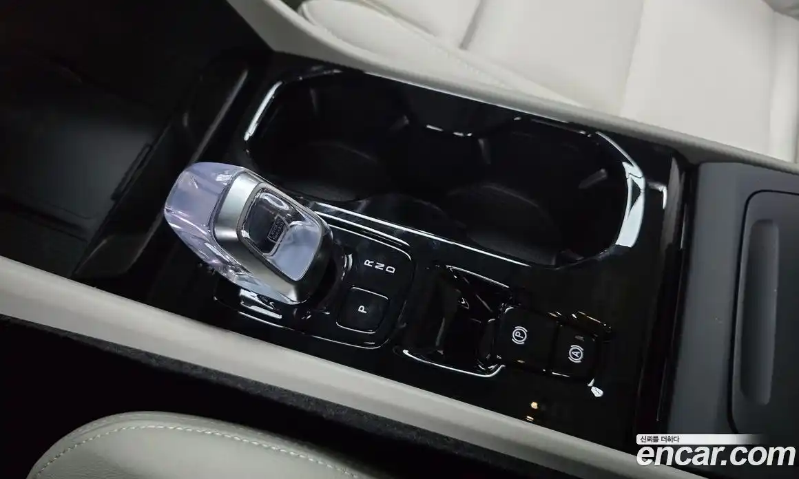 Volvo XC40 2025 2.0 автомат (гидро), фото 12