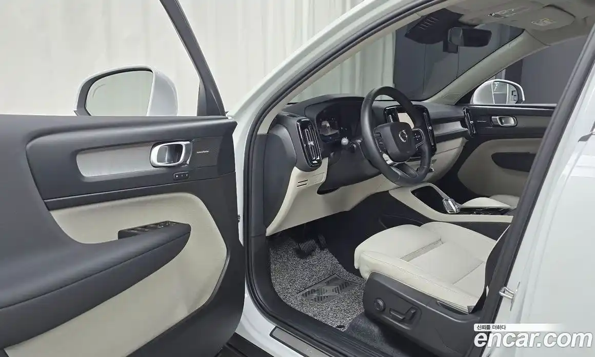 Volvo XC40 2025 2.0 автомат (гидро), фото 13