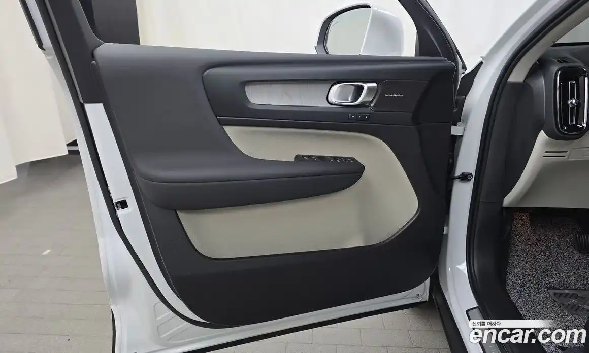 Volvo XC40 2025 2.0 автомат (гидро), фото 14