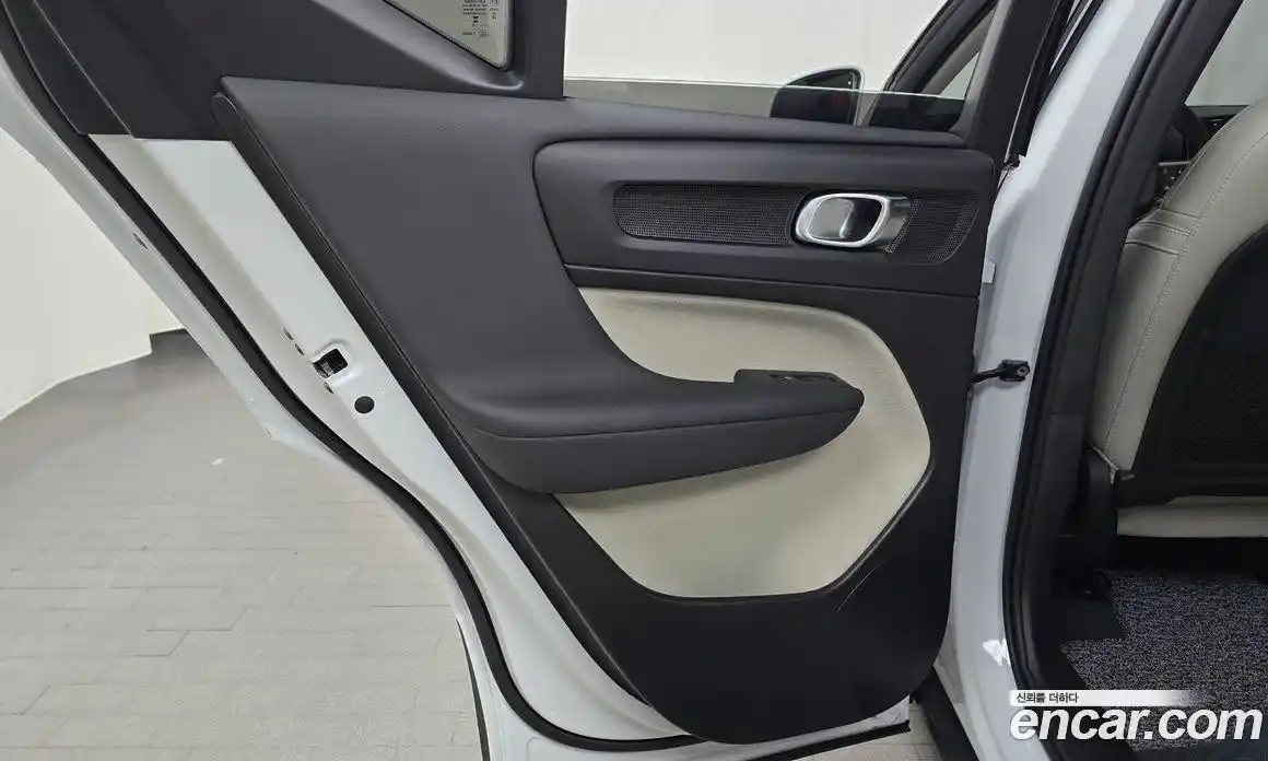 Volvo XC40 2025 2.0 автомат (гидро), фото 15