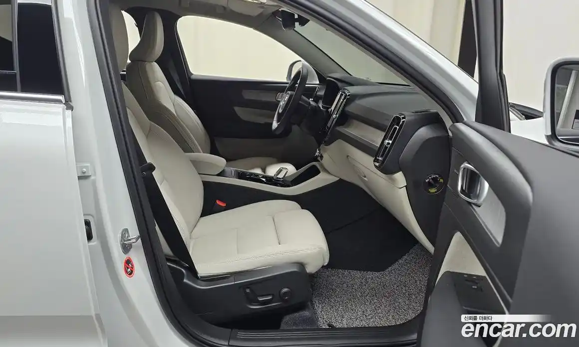 Volvo XC40 2025 2.0 автомат (гидро), фото 16