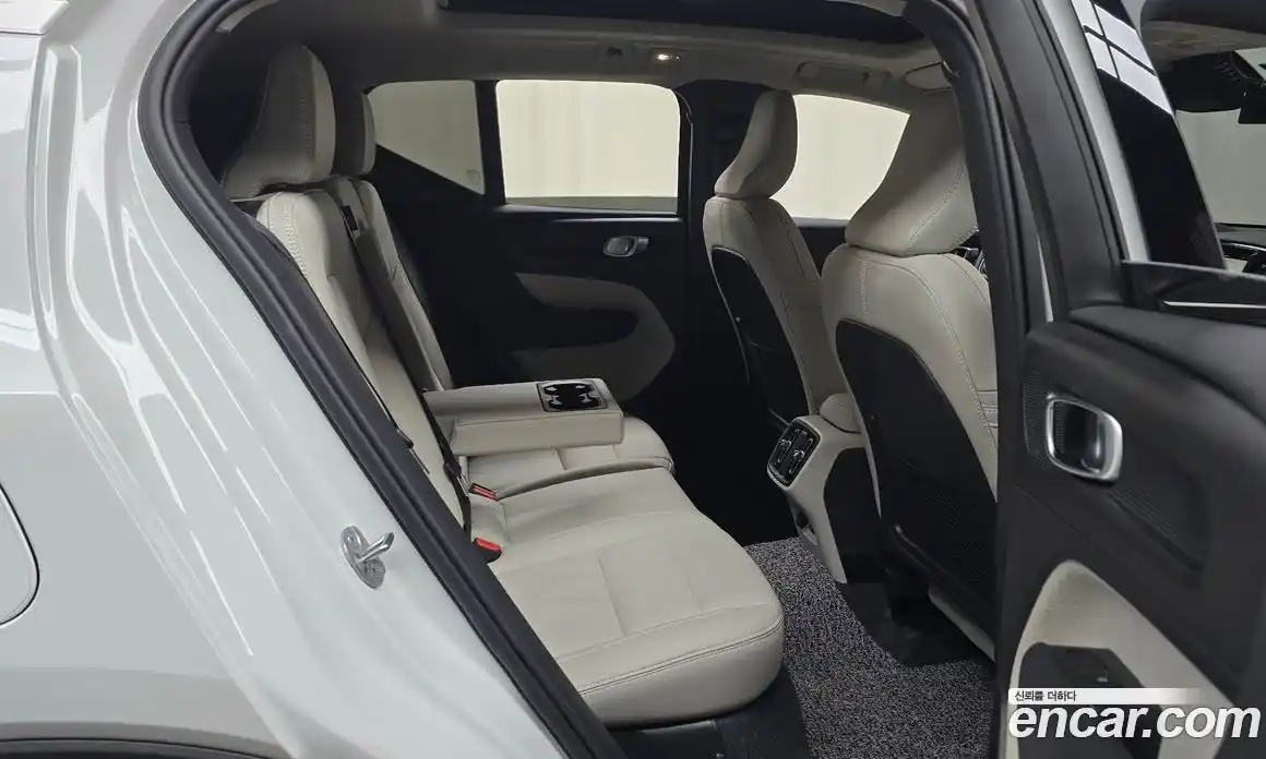 Volvo XC40 2025 2.0 автомат (гидро), фото 17