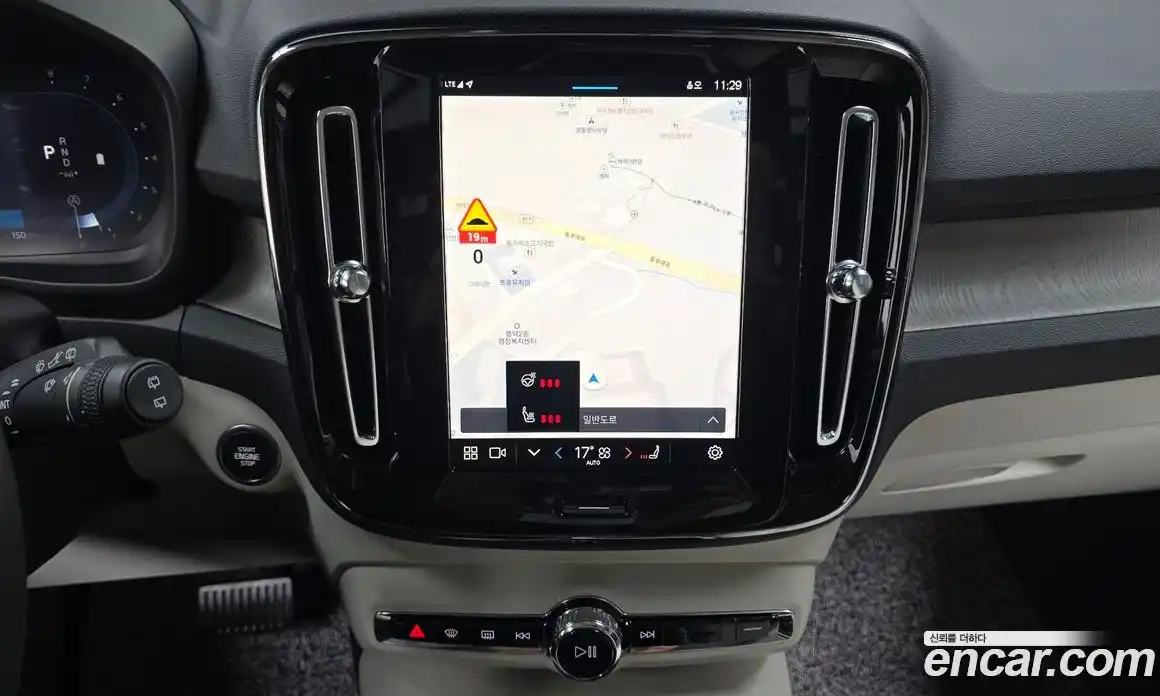 Volvo XC40 2025 2.0 автомат (гидро), фото 19