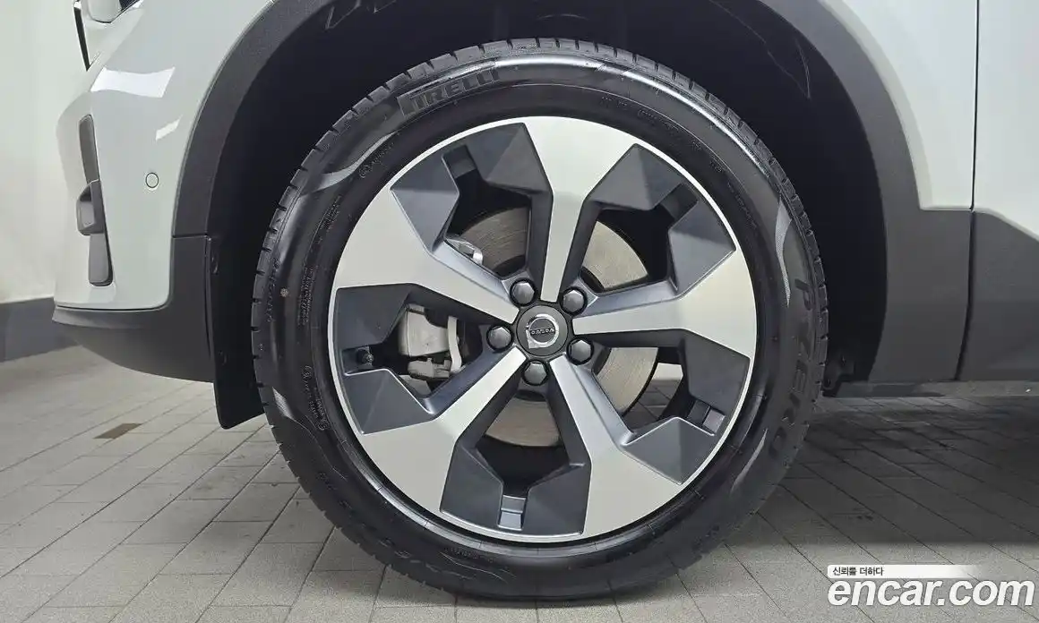Volvo XC40 2025 2.0 автомат (гидро), фото 5