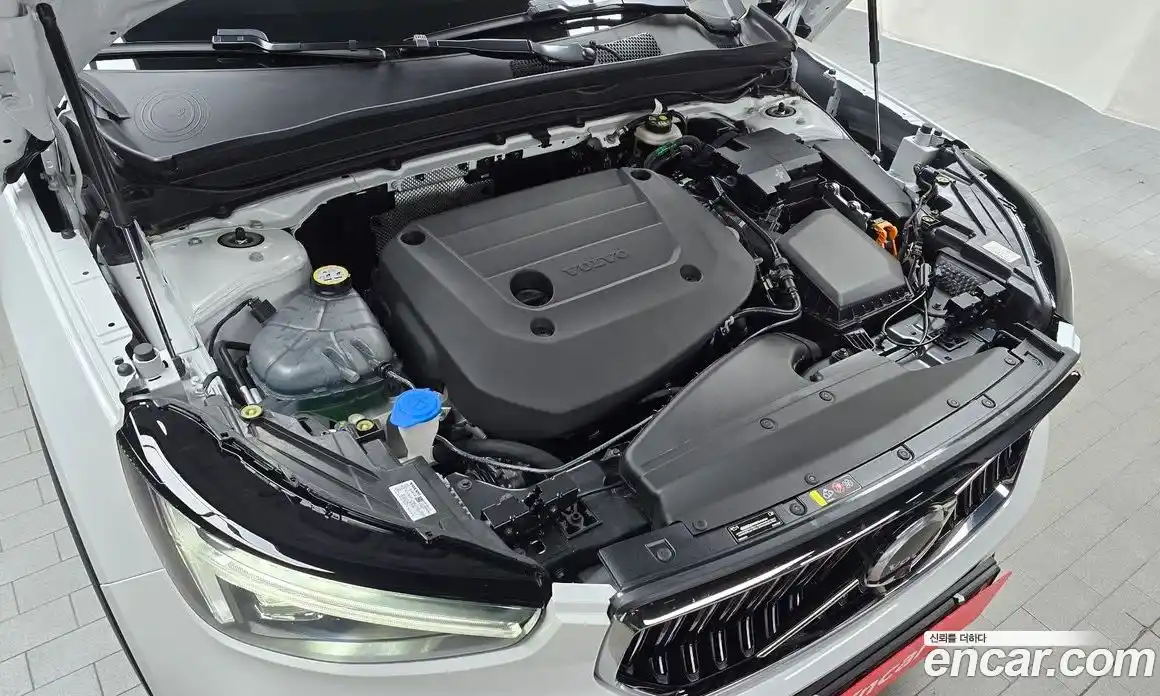 Volvo XC40 2025 2.0 автомат (гидро), фото 6