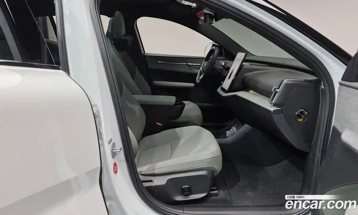 Volvo EX30 2025 0.2 автомат (гидро), фото 16