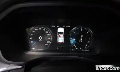 Volvo XC60 2018 2.0 автомат (гидро), миниатюра 11