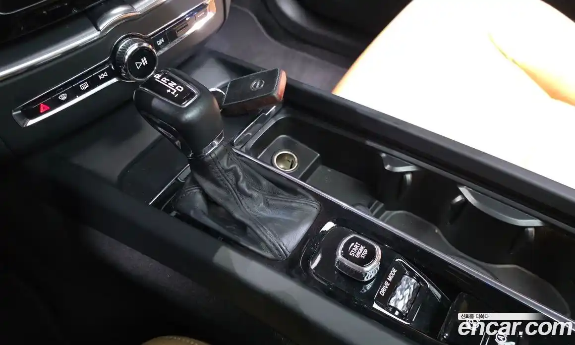 Volvo XC60 2018 2.0 автомат (гидро), фото 12