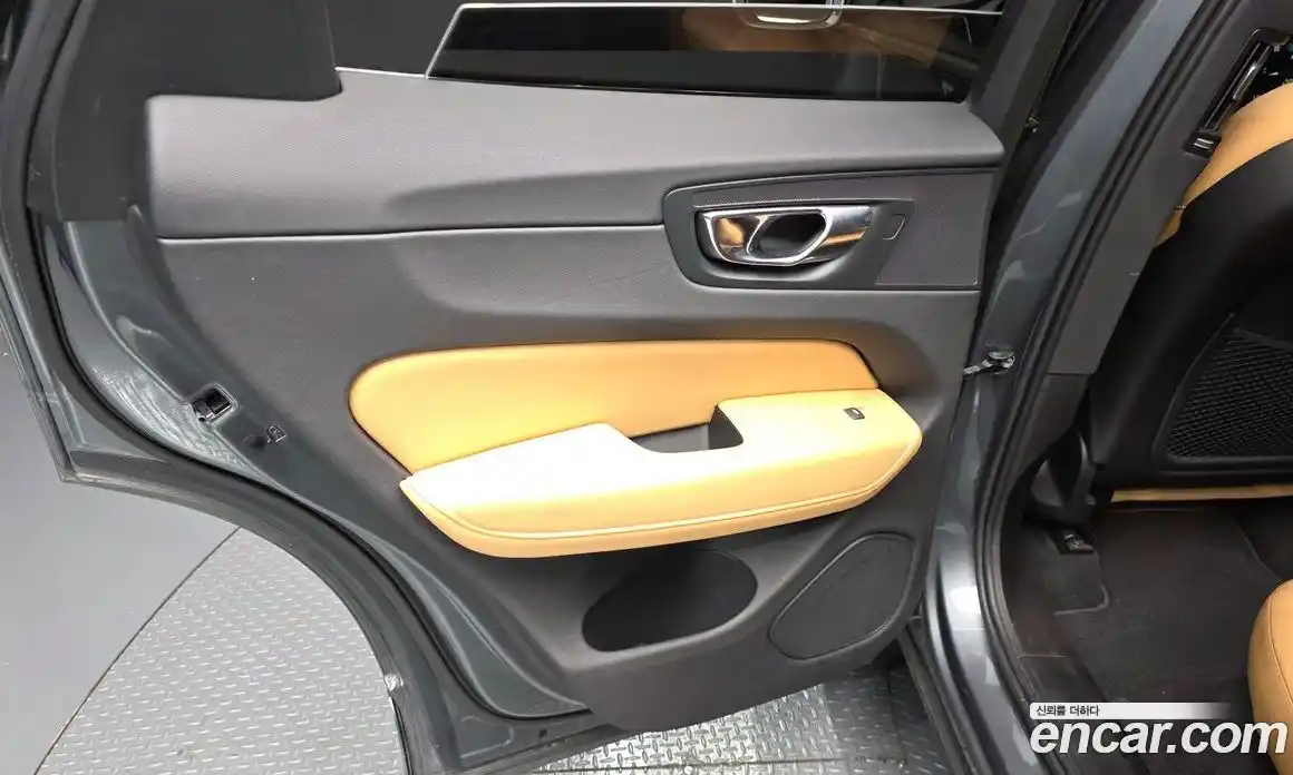 Volvo XC60 2018 2.0 автомат (гидро), фото 15