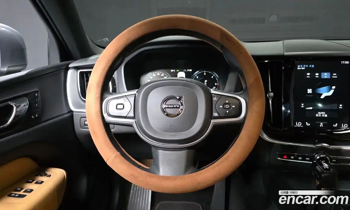 Volvo XC60 2018 2.0 автомат (гидро), фото 19