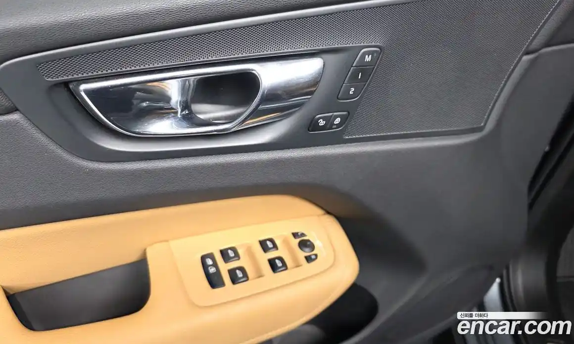 Volvo XC60 2018 2.0 автомат (гидро), фото 32