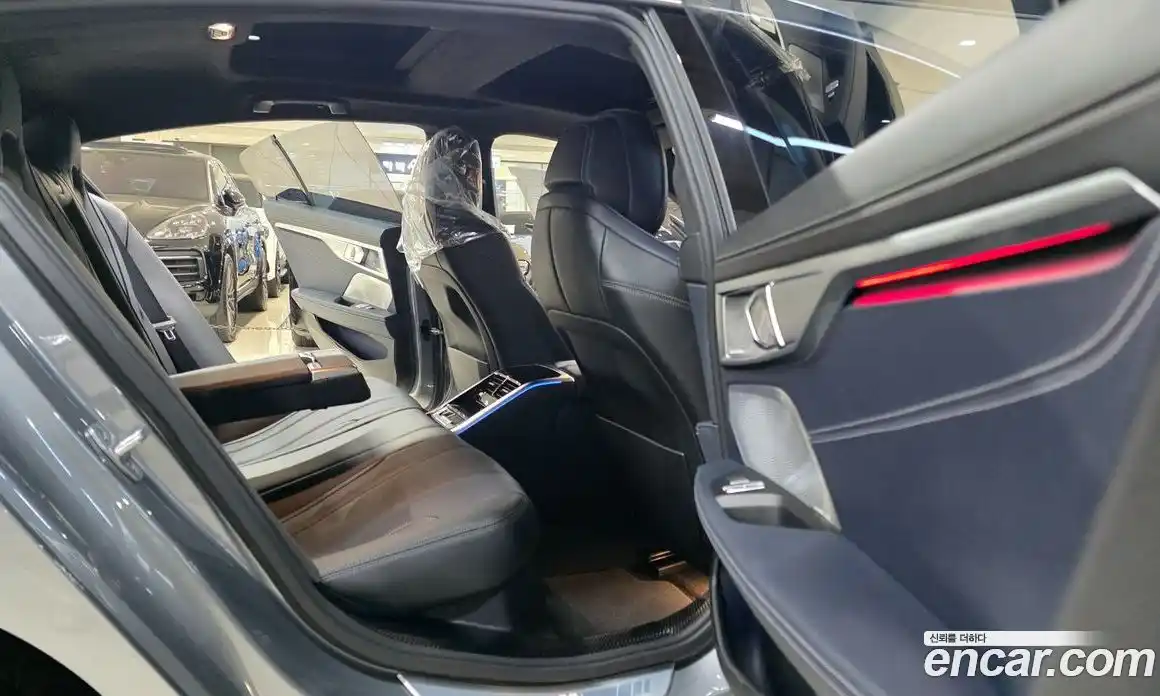 BMW 8 серия 2023 4.4 автомат (гидро), фото 9