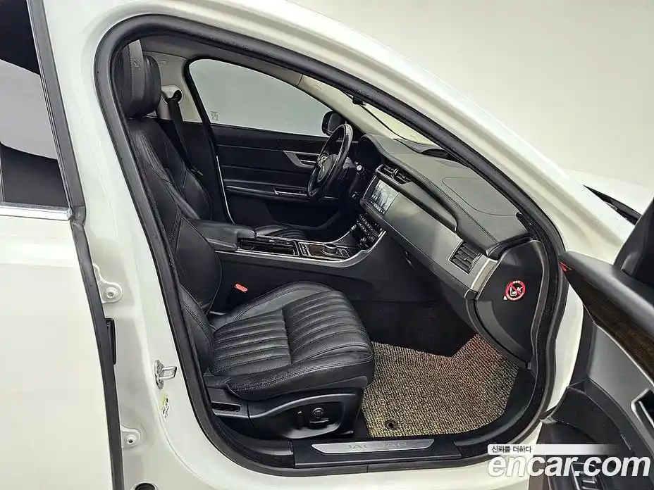 Jaguar XF 2016 2.0 автомат (гидро), фото 11 Jaguar XF 2016 2.0 автомат (гидро), фото 11