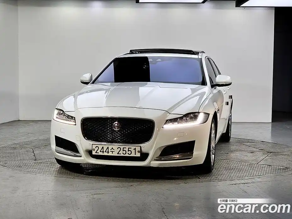 Jaguar XF 2016 2.0 автомат (гидро), фото 2 Jaguar XF 2016 2.0 автомат (гидро), фото 2