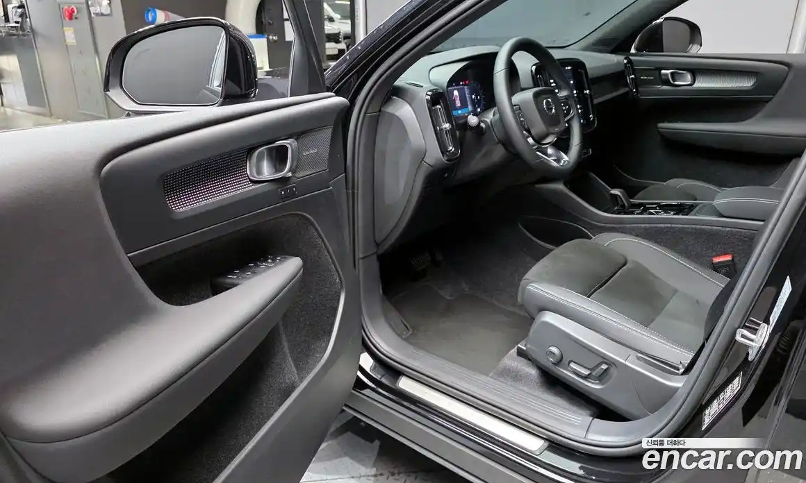 Volvo XC40 2025 2.0 автомат (гидро), фото 13