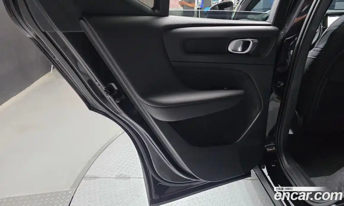 Volvo XC40 2025 2.0 автомат (гидро), фото 15
