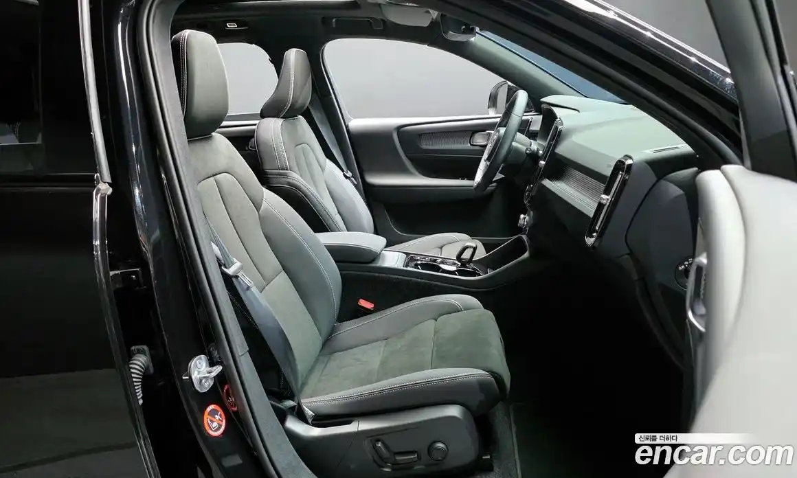 Volvo XC40 2025 2.0 автомат (гидро), фото 16