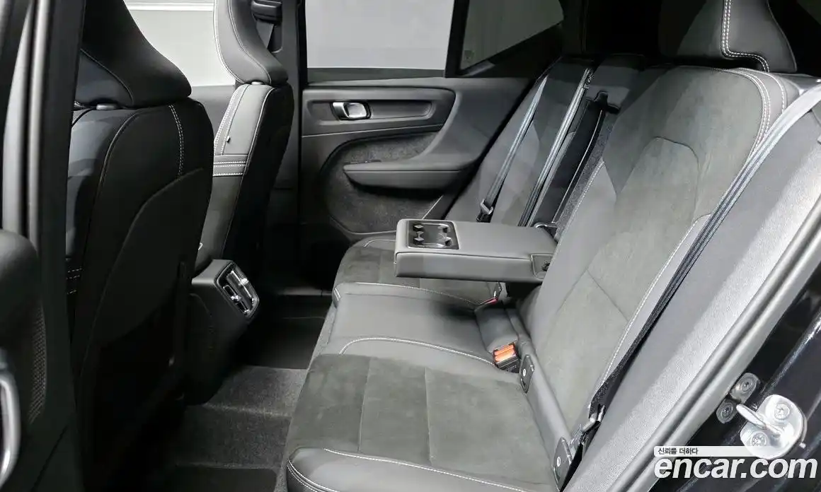 Volvo XC40 2025 2.0 автомат (гидро), фото 18