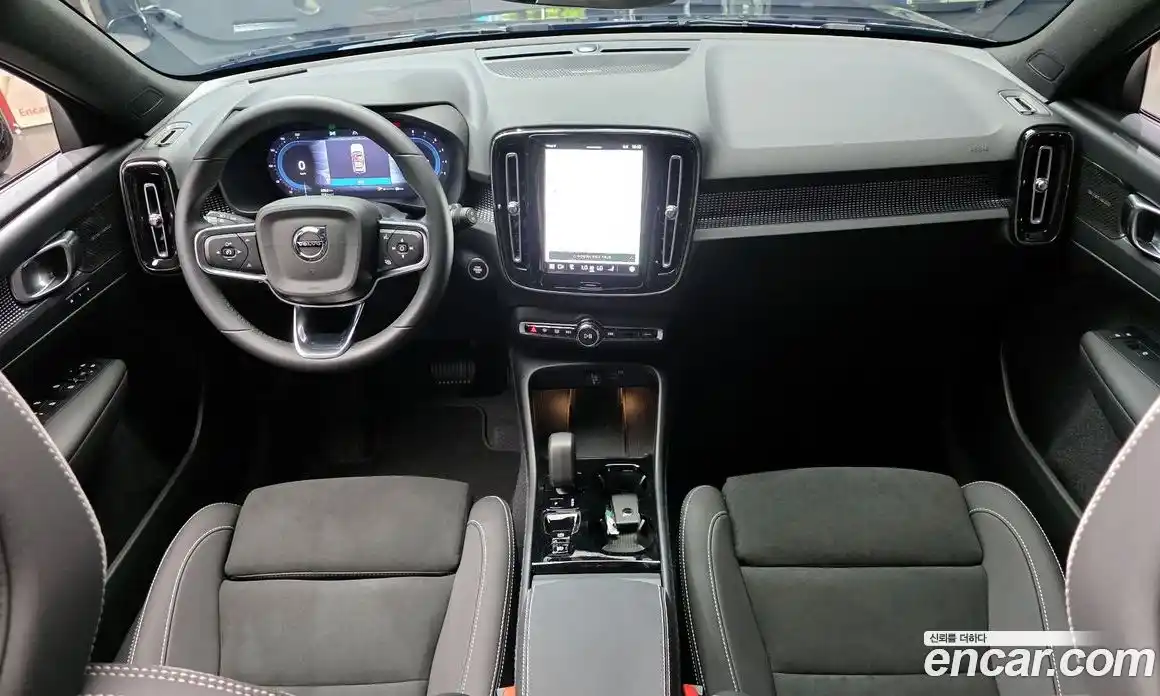 Volvo XC40 2025 2.0 автомат (гидро), фото 10