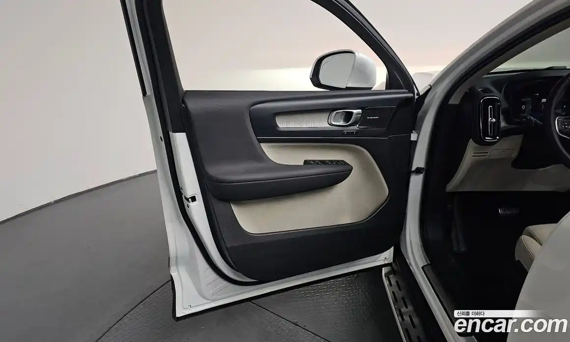 Volvo XC40 2023 2.0 автомат (гидро), фото 13