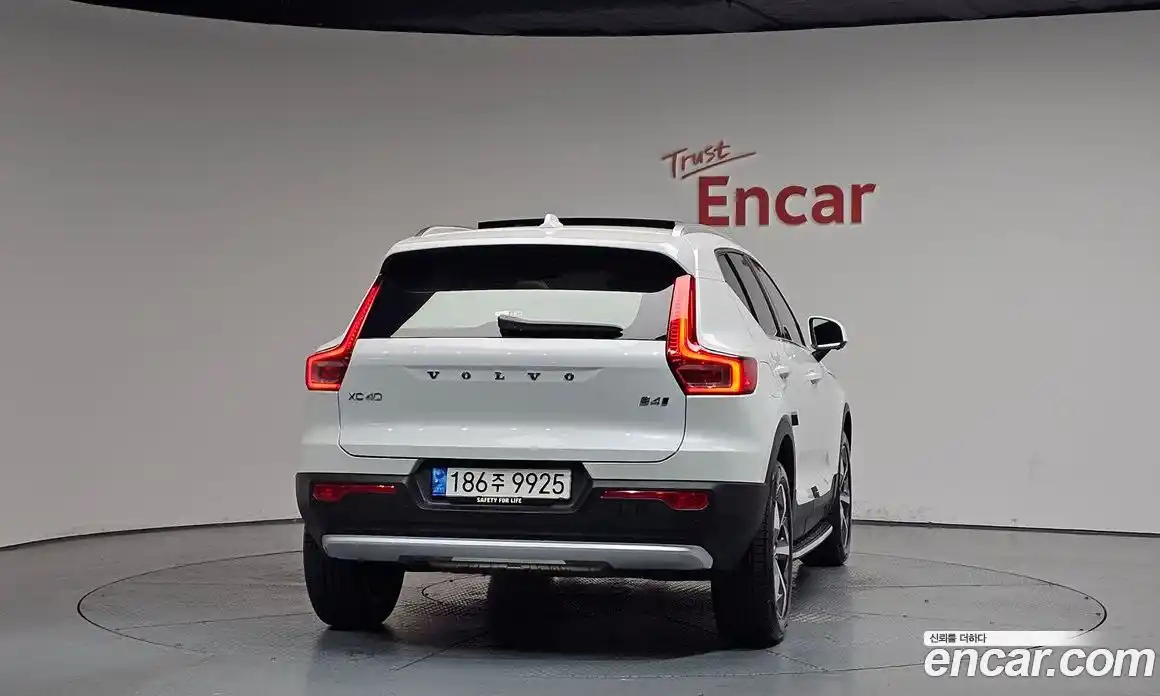 Volvo XC40 2023 2.0 автомат (гидро), фото 3