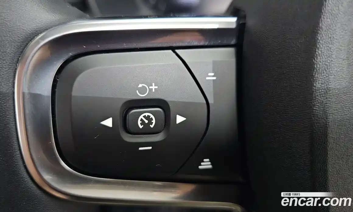 Volvo XC40 2023 2.0 автомат (гидро), фото 32