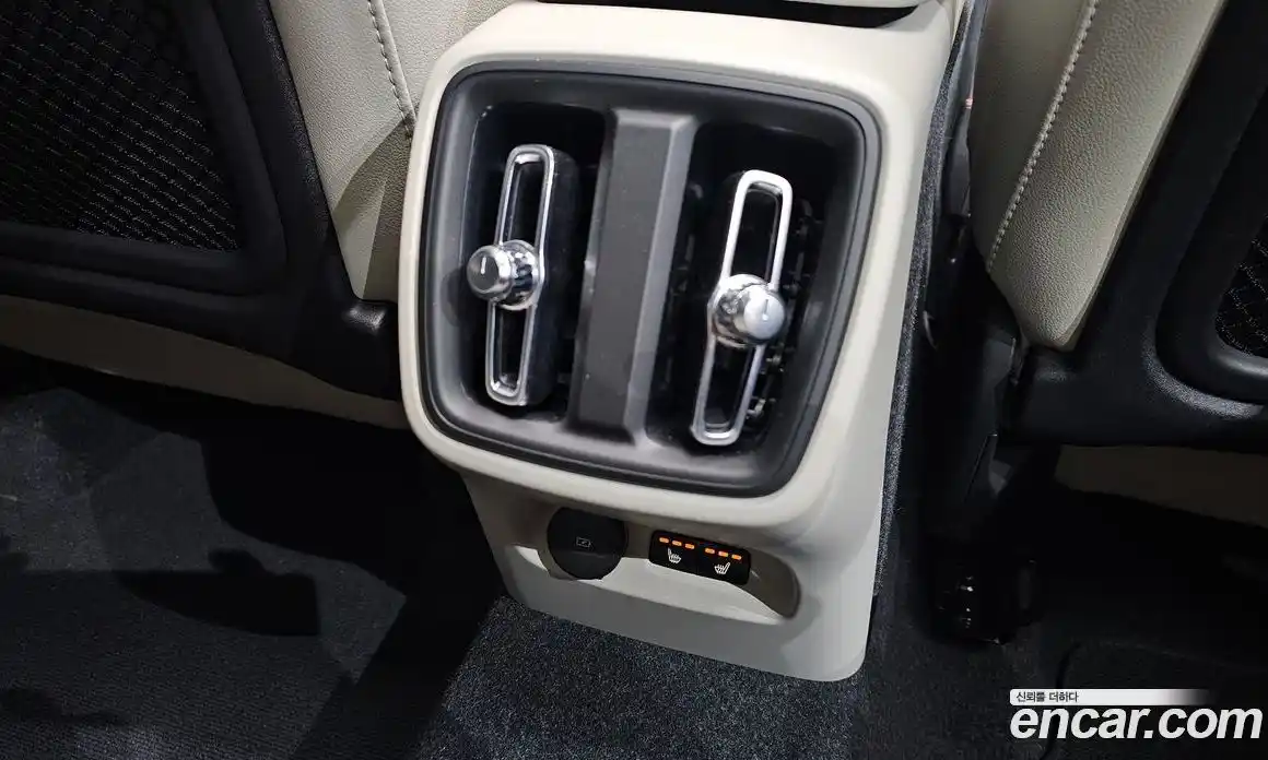 Volvo XC40 2023 2.0 автомат (гидро), фото 35