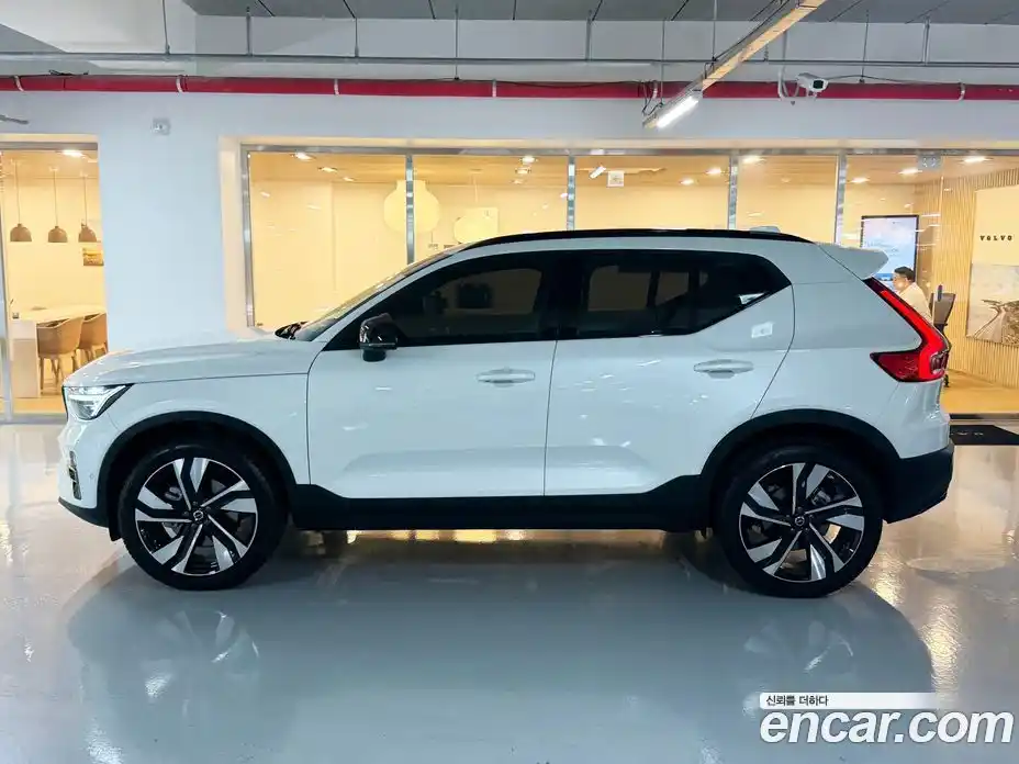 Volvo XC40 2026 2.0 автомат (гидро), фото 12