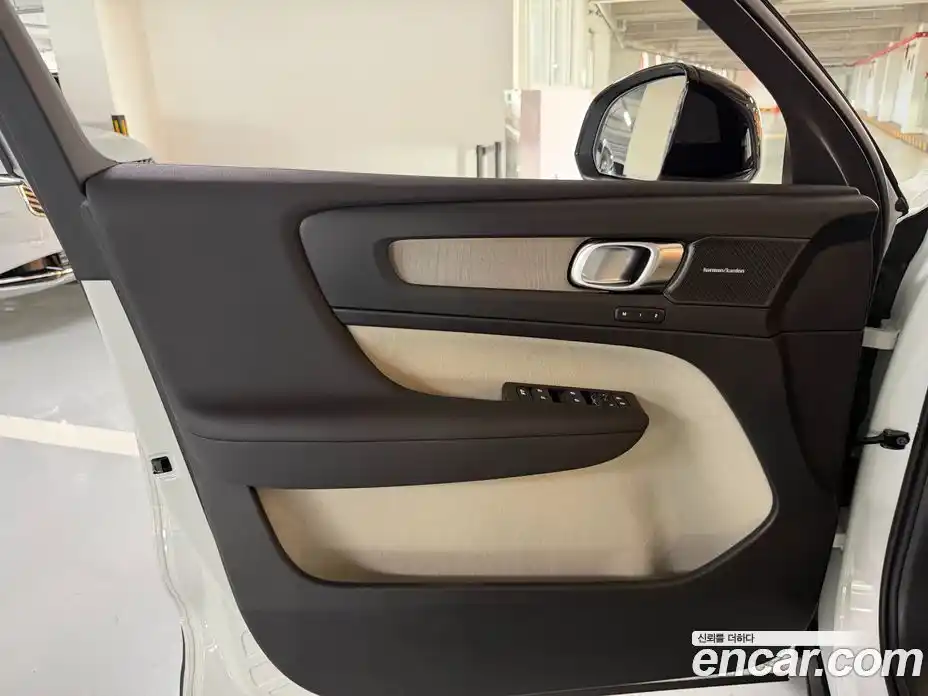 Volvo XC40 2026 2.0 автомат (гидро), фото 17