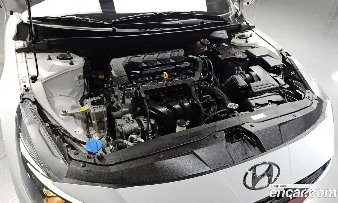 Hyundai Avante 2023 1.6 автомат (гидро), фото 6