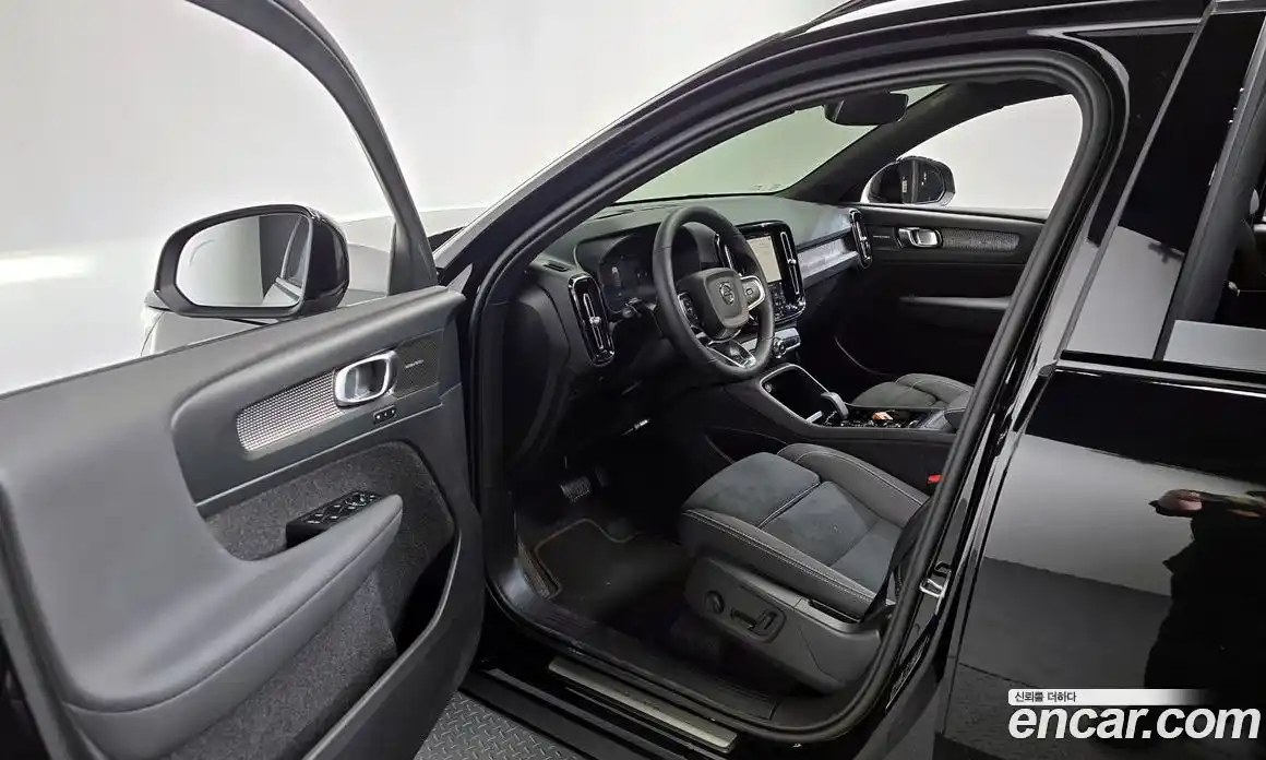 Volvo XC40 2024 2.0 автомат (гидро), фото 13