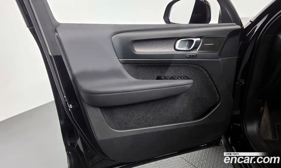 Volvo XC40 2024 2.0 автомат (гидро), фото 14