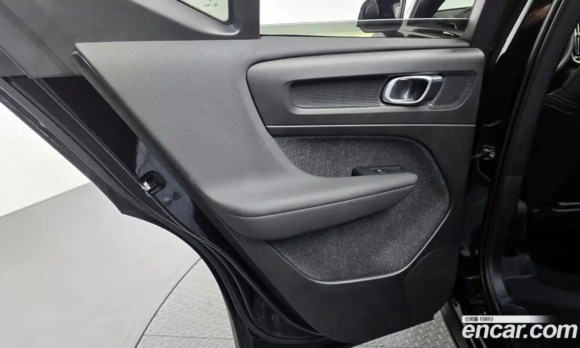 Volvo XC40 2024 2.0 автомат (гидро), фото 15