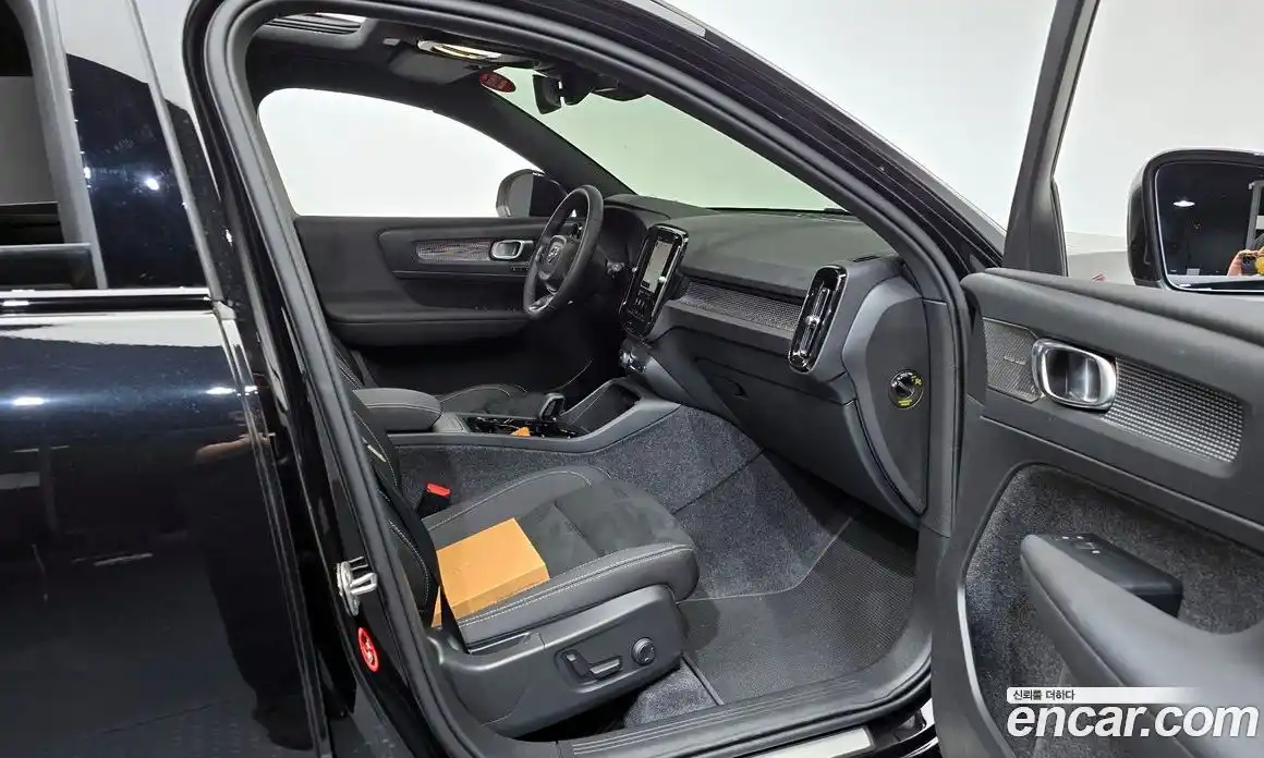 Volvo XC40 2024 2.0 автомат (гидро), фото 16