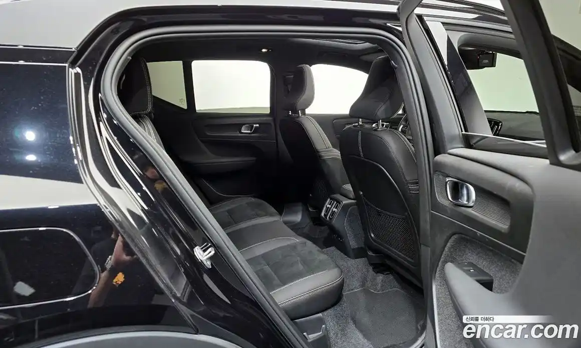 Volvo XC40 2024 2.0 автомат (гидро), фото 17