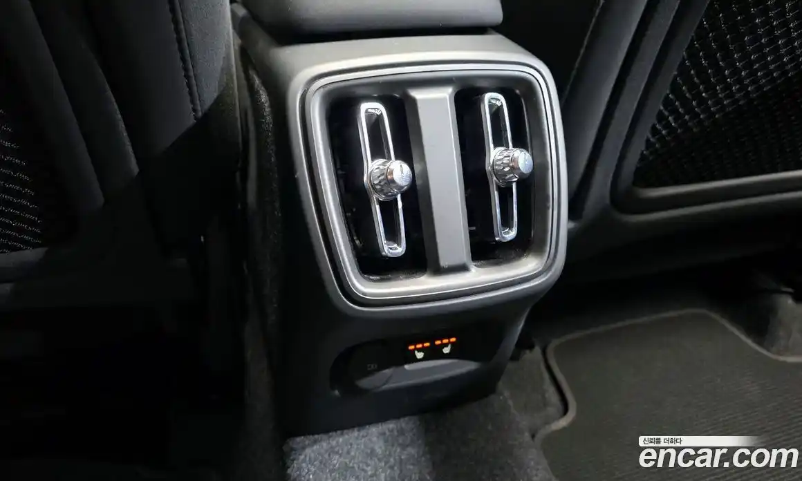 Volvo XC40 2024 2.0 автомат (гидро), фото 26