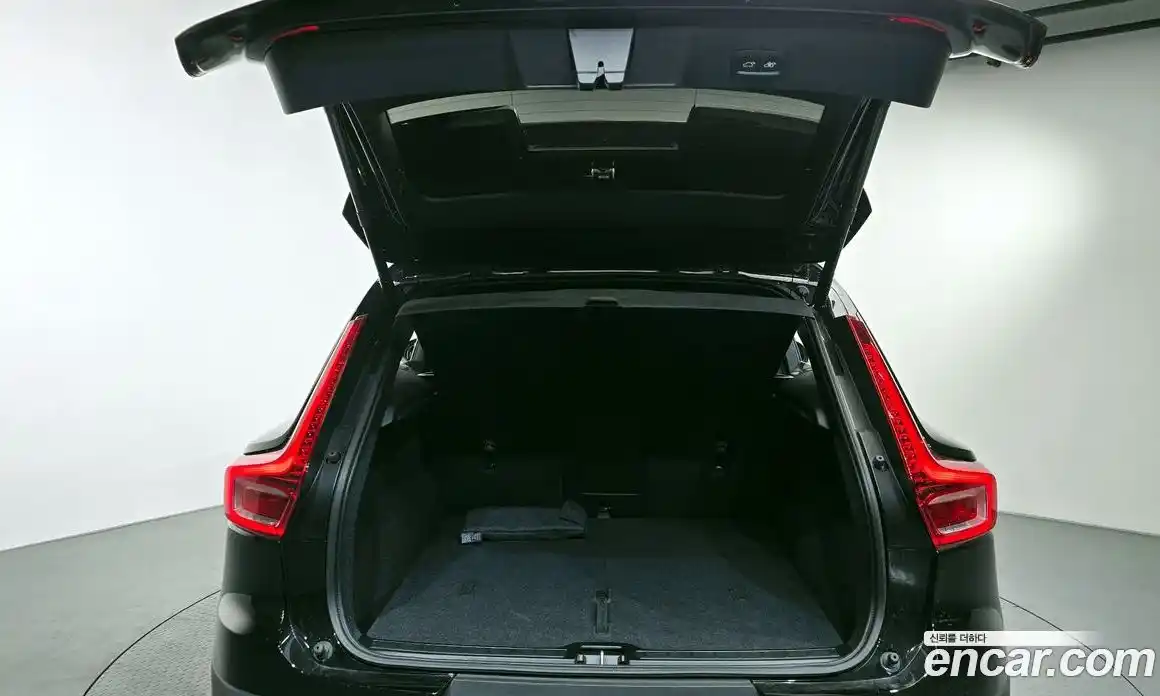 Volvo XC40 2024 2.0 автомат (гидро), фото 33