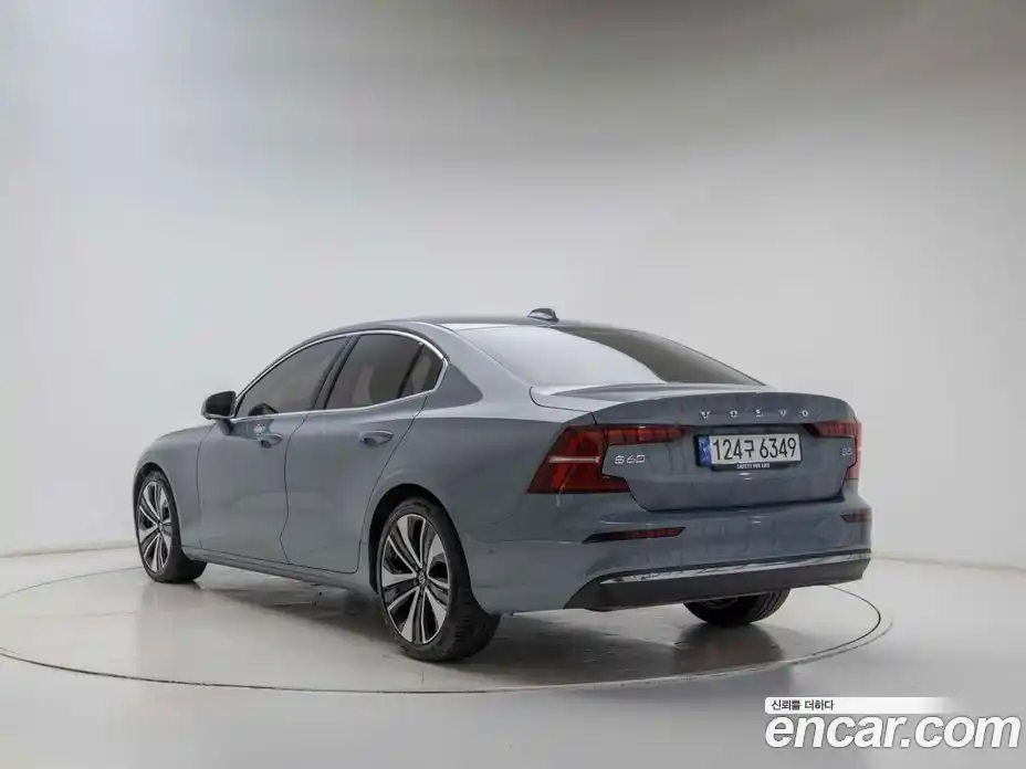 Volvo S60 2023 2.0 автомат (гидро), фото 4