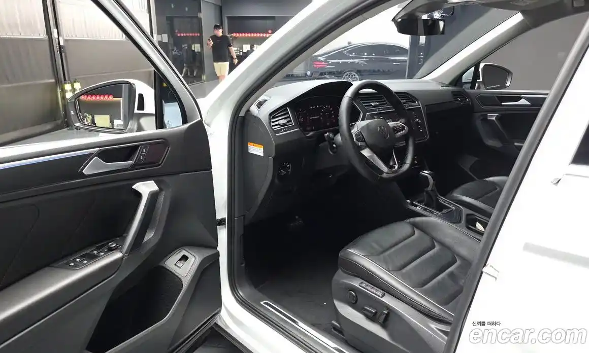 Volkswagen Tiguan 2021 2.0 автомат (гидро), фото 13