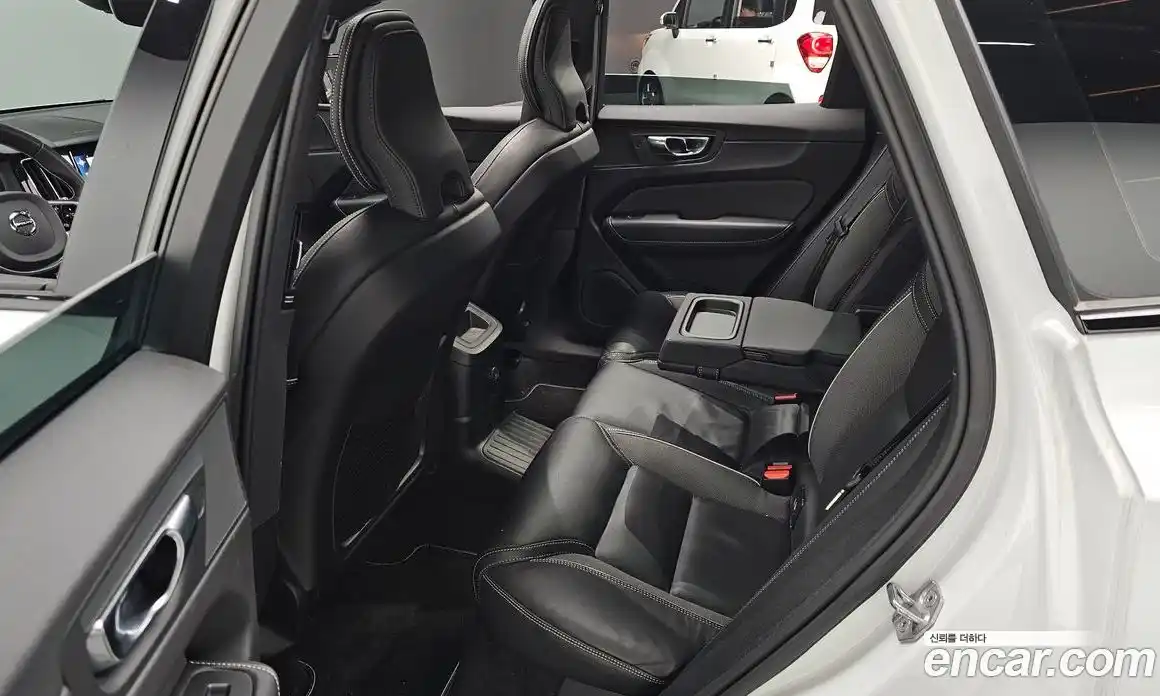 Volvo XC60 2021 2.0 автомат (гидро), фото 12