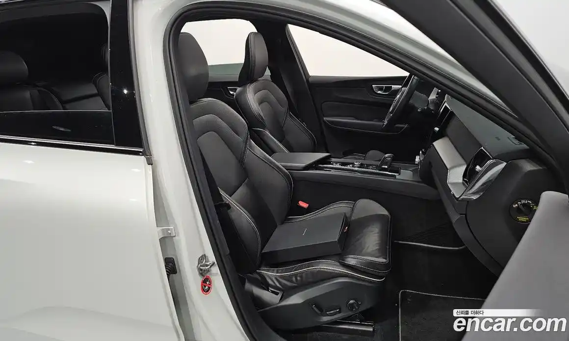 Volvo XC60 2021 2.0 автомат (гидро), фото 10