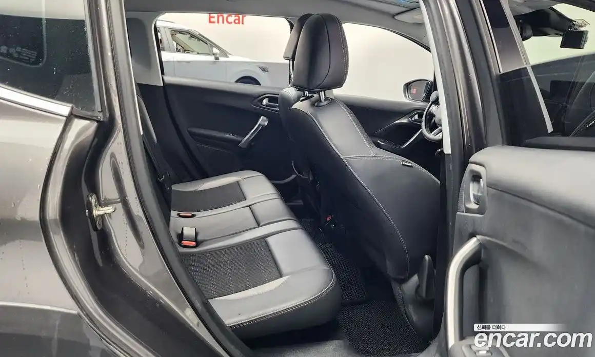 Peugeot 2008 2018 1.6 автомат (гидро), фото 12