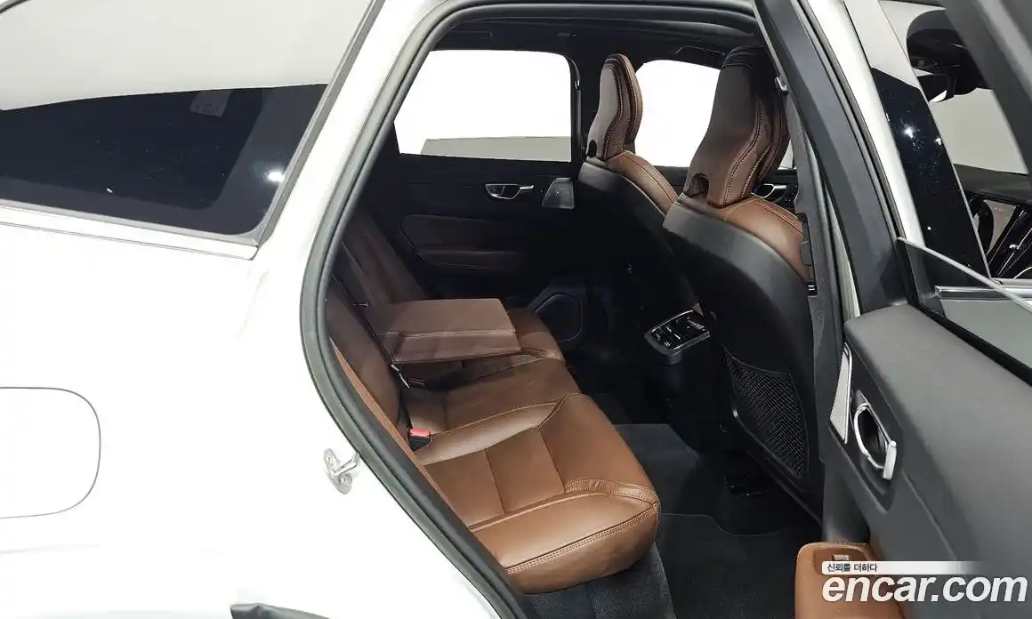 Volvo XC60 2023 2.0 автомат (гидро), фото 11