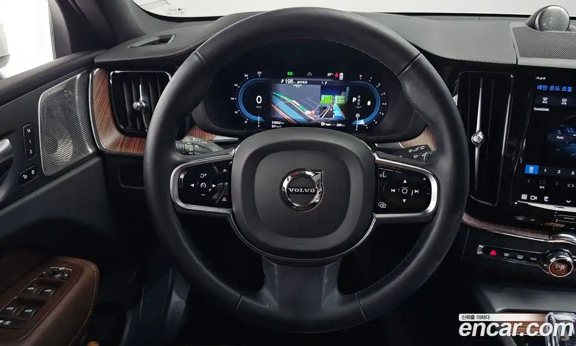 Volvo XC60 2023 2.0 автомат (гидро), фото 13