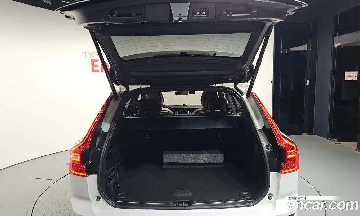 Volvo XC60 2023 2.0 автомат (гидро), фото 20