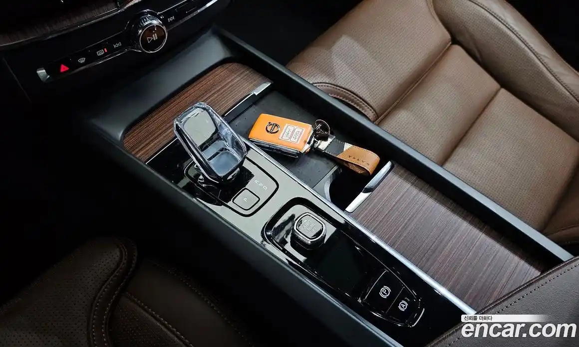 Volvo XC60 2023 2.0 автомат (гидро), фото 9