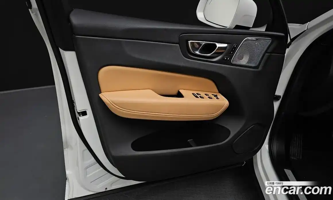 Volvo XC60 2021 2.0 автомат (гидро), фото 13