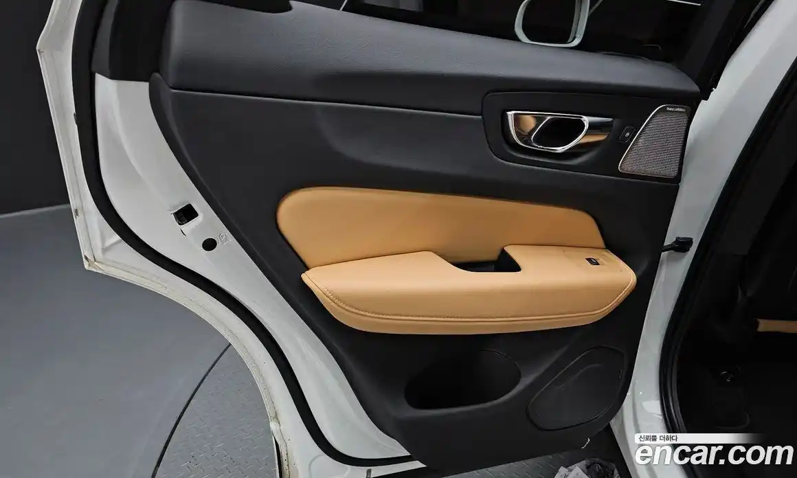 Volvo XC60 2021 2.0 автомат (гидро), фото 14
