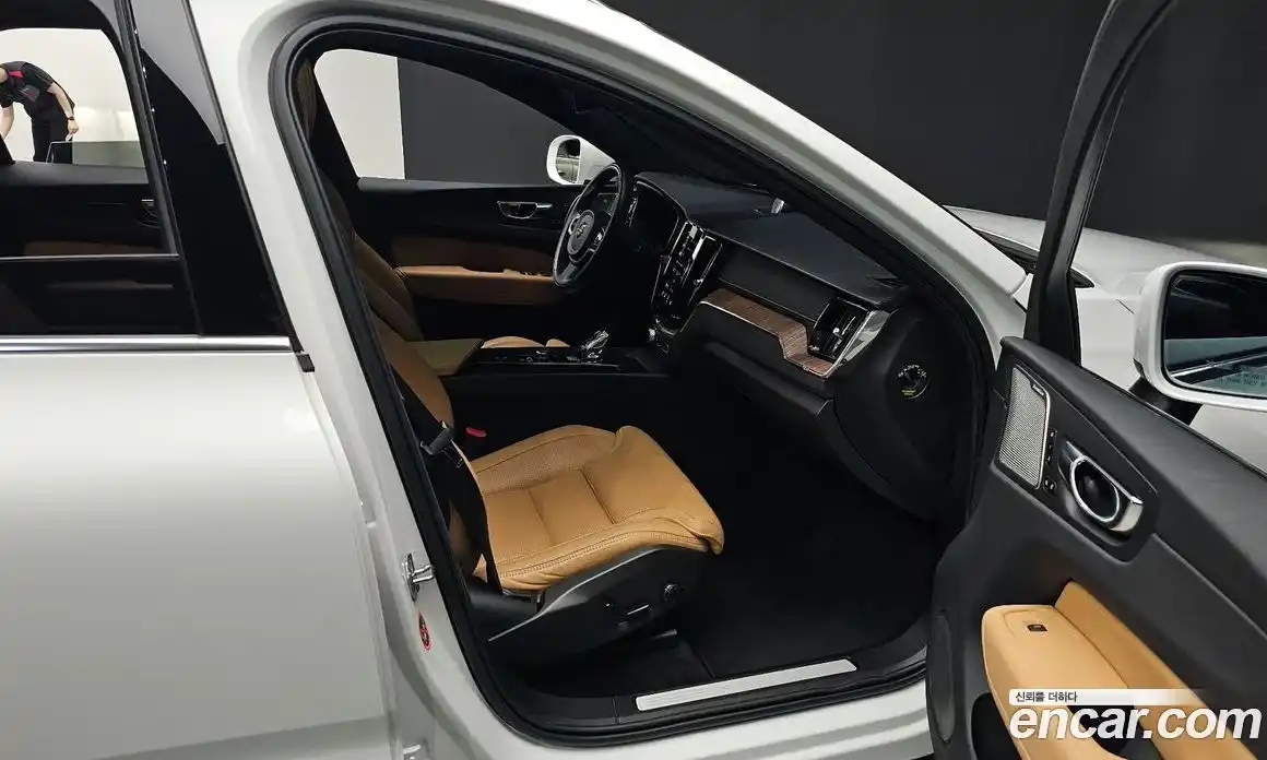 Volvo XC60 2021 2.0 автомат (гидро), фото 15