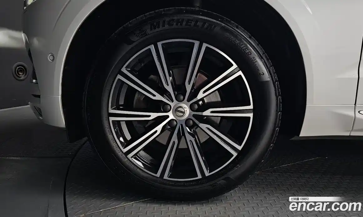 Volvo XC60 2021 2.0 автомат (гидро), фото 4
